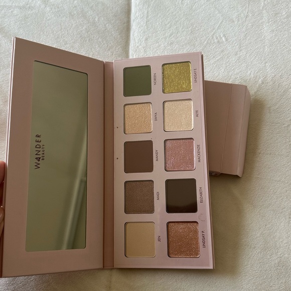 WANDER BEAUTY Trailblazer Eyeshadow Palette - Picture 1 of 3